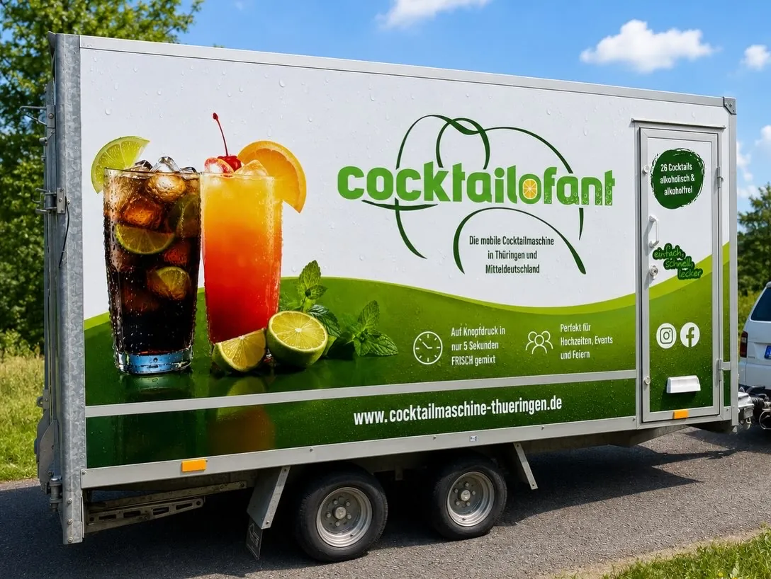 Der Cocktailofant-Anhänger mit Logo, Cocktailmotiven und dem Hinweis auf 26 Cocktails, alkoholisch und alkoholfrei